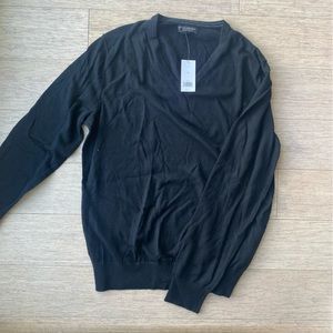 NWT Banana Republic, Men’s V-neck sweater, Size M, Luxury Blend